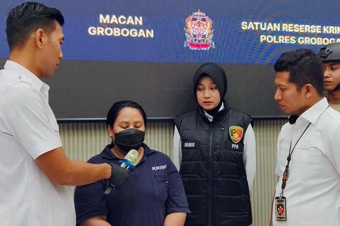 DIMINTAI KETERANGAN: Kasatreskrim AKP Joko Agung Haryono meminta keterangan kepada tersangka orang tua angkat dari pasangan KMR dan MRS atas dugaan pembunuhan anak, kemarin.