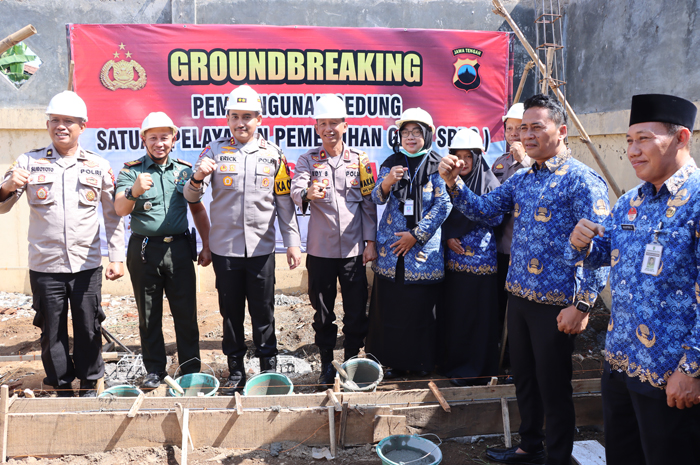Kapolres Jepara AKBP Erick Budi Santoso didampingi pejabat utama polres serta perwakilan dari unsur pemerintah daerah melakukan peletakan batu pertama pembangunan gedung SPPG di Kalinyamatan.