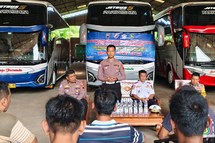 Polres Jepara bersama Dishub menggelar Ramp Check&nbsp;di&nbsp;Garasi Bus Senja Furnindo, Pecangaan pada Rabu (16/7) sebagai uapaya pencegahan terjadinya lakalantas.