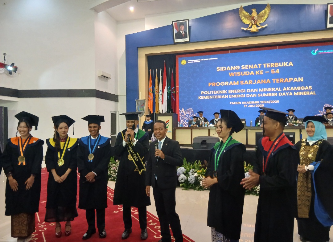 Menteri Energi dan Sumber Daya Mineral (ESDM) Bahlil Lahadalia saat bercengkrama dengan mahasiswa lulusan PEM Akamigas