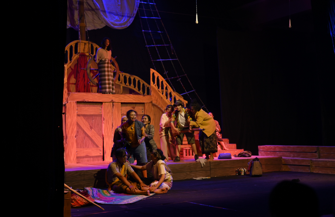 PENTAS TEATER: Kelompok pertama dari Mahasiswa Prodi PBSI UMK menampilkan teater dengan judul Jong Nusantara, Rabu (16/7). (ANDIKA TRISNA SAPUTRA/RADAR KUDUS)