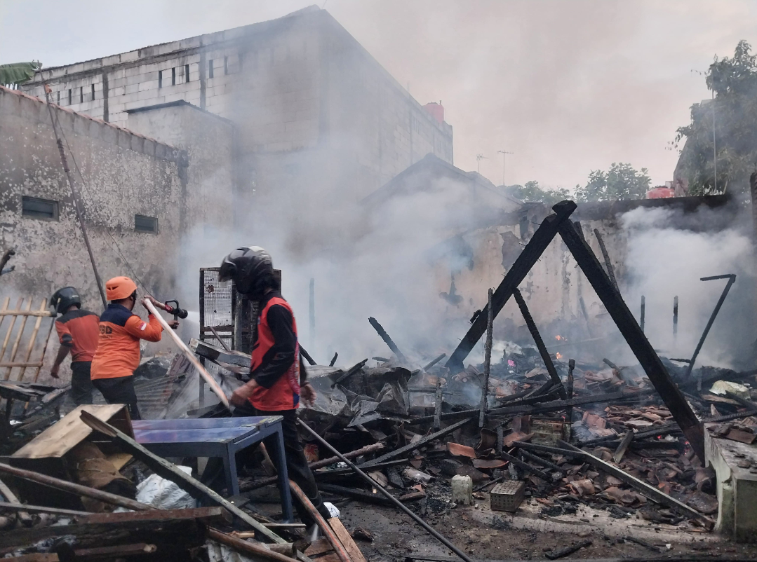 PEMADAMAN: Tim gabungan sedang memadamkan rumah warga yang terbakar di Mlati Norowito, sore tadi. (BPBD KUDUS UNTUK RADAR KUDUS)
