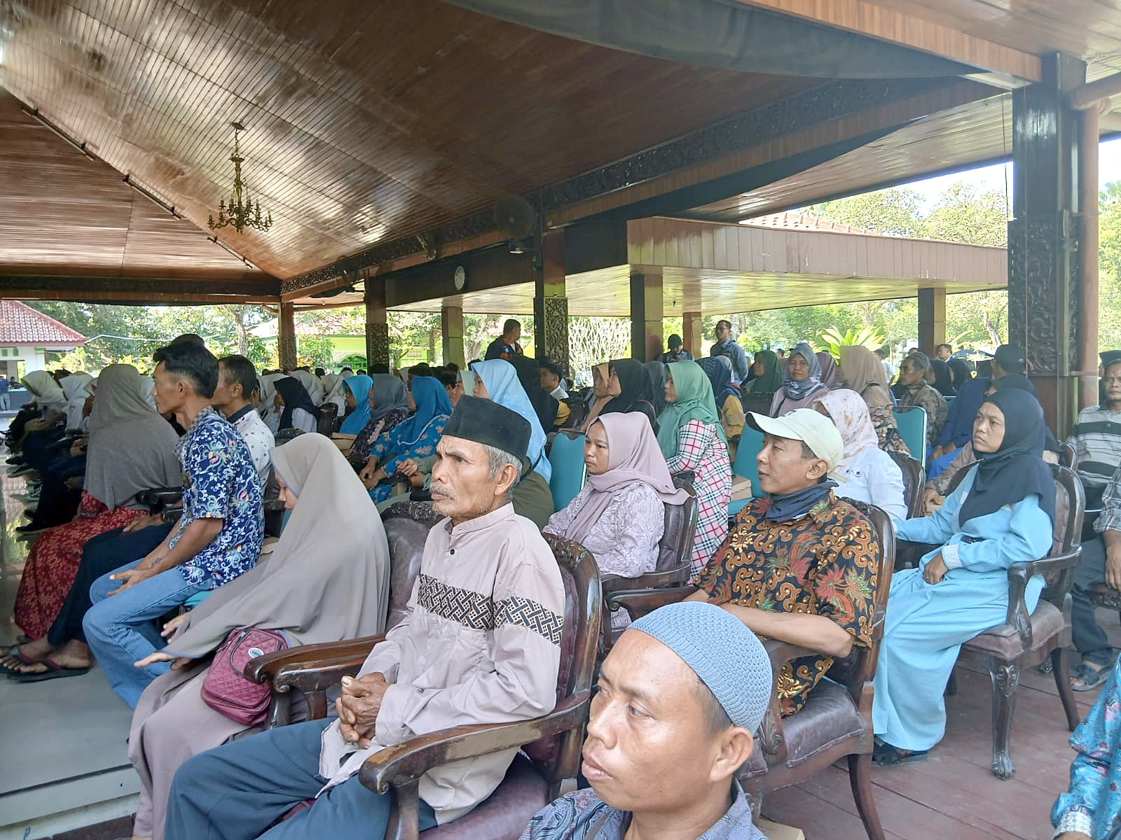 Para orang tua dari 50 siswa Sekolah Rakyat Menengah Atas (SRMA) 18 Blora bertemu dengan Bupati Blora Arief Rohman di Pendapa Blora Rabu (16/7)
