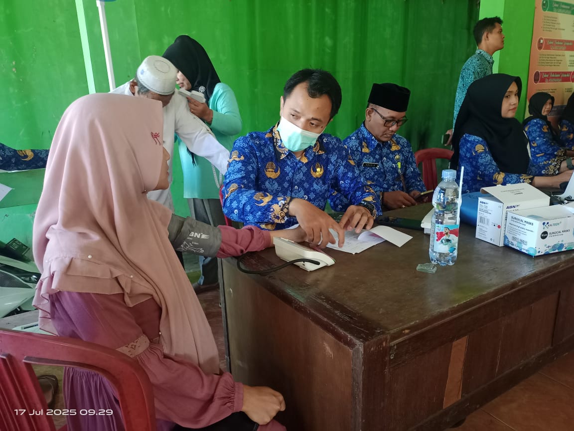 Tim kesehatan dari DKK Jepara, RSUD RA Kartini, dan Puskesmas Batealit memeriksa pasien yang akan perika di program Speling di Desa Bringin, Kecamatan Batealit, Kab. Jepara