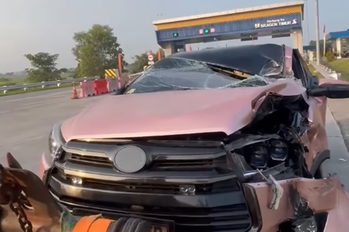 Mobil Innova Venturer bernopol M 1731 TR milik Lusyana Jelita ringsek parah usai kecelakaan di Tol Sragen.
