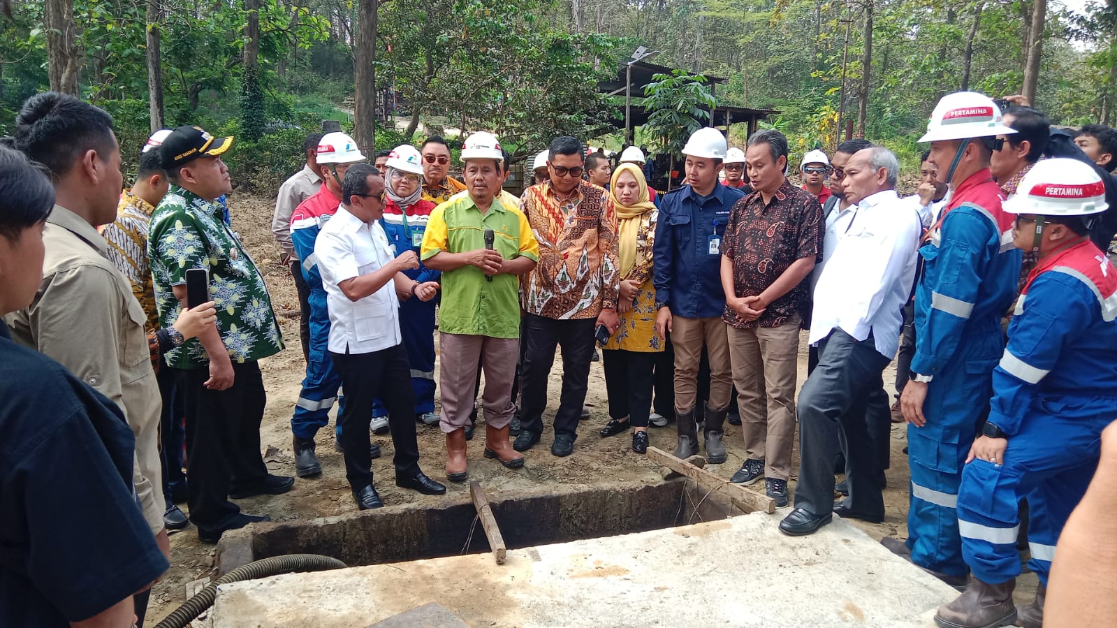 ANTUSIAS: Menteri Energi dan Sumber Daya Mineral (ESDM) Bahlil Lahadalia saat mengunjungi kawasan sumur tua di Desa Ledok, Kecamatan Sambong.