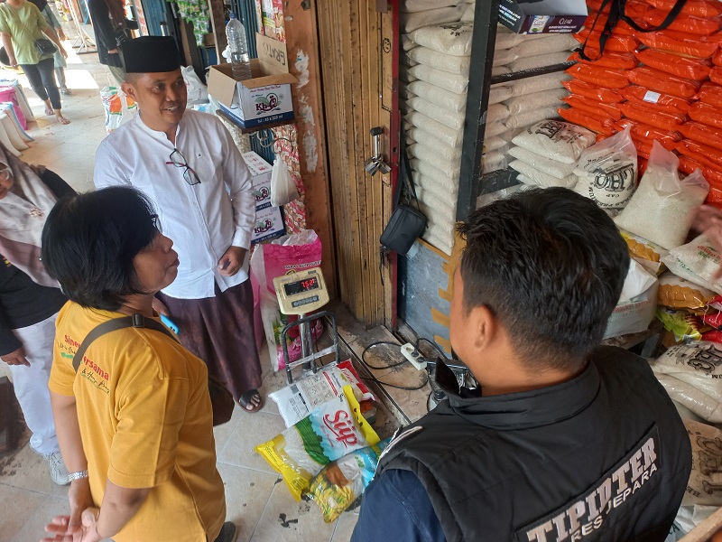 CEK: Bagian Perekonomian didampingi DKPP, Disperindag serta Polres melakukan sidak beras premium di Pasar Jepara 1.