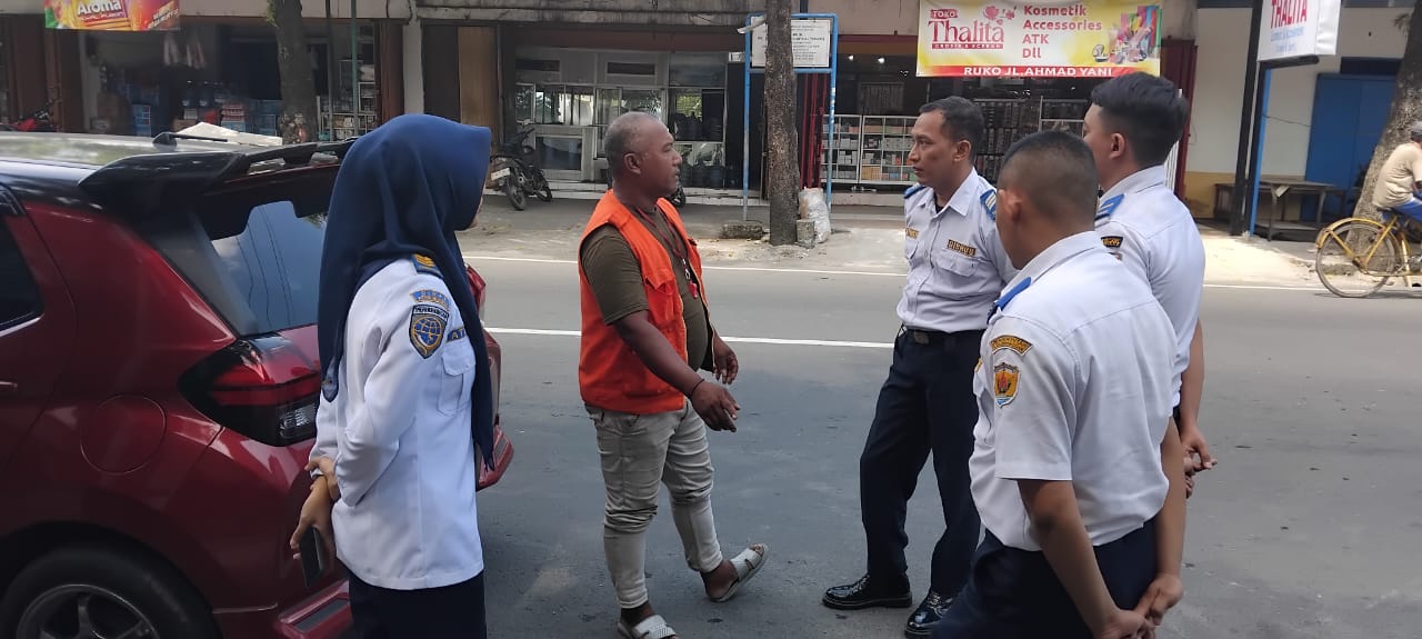 PARKIR: Petugas Dishub Grobogan saat memberi sosialisasi kepada jukir.
