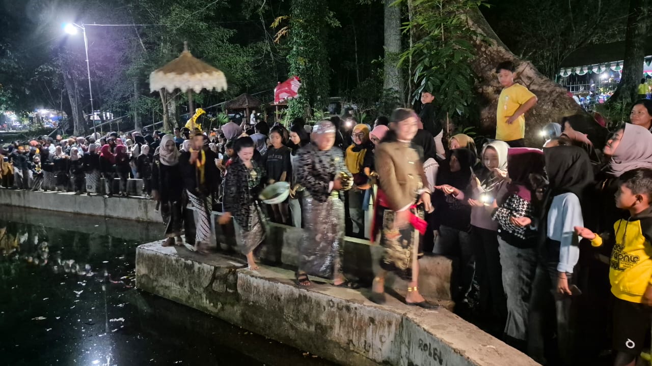 TRADISI: Warga Desa Mlowokarangtalun Kecamatan Pulokulon saat melakukan tradisi Grebeg Suro di Kawasan Wisata Sendang Coyo.