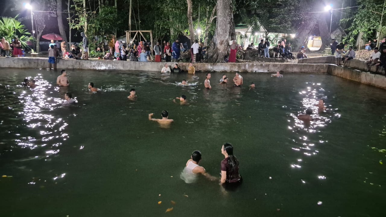 TRADISI: TRADISI: Warga Desa Mlowokarangtalun Kecamatan Pulokulon saat melakukan tradisi Grebeg Suro di Kawasan Wisata Sendang Coyo.
