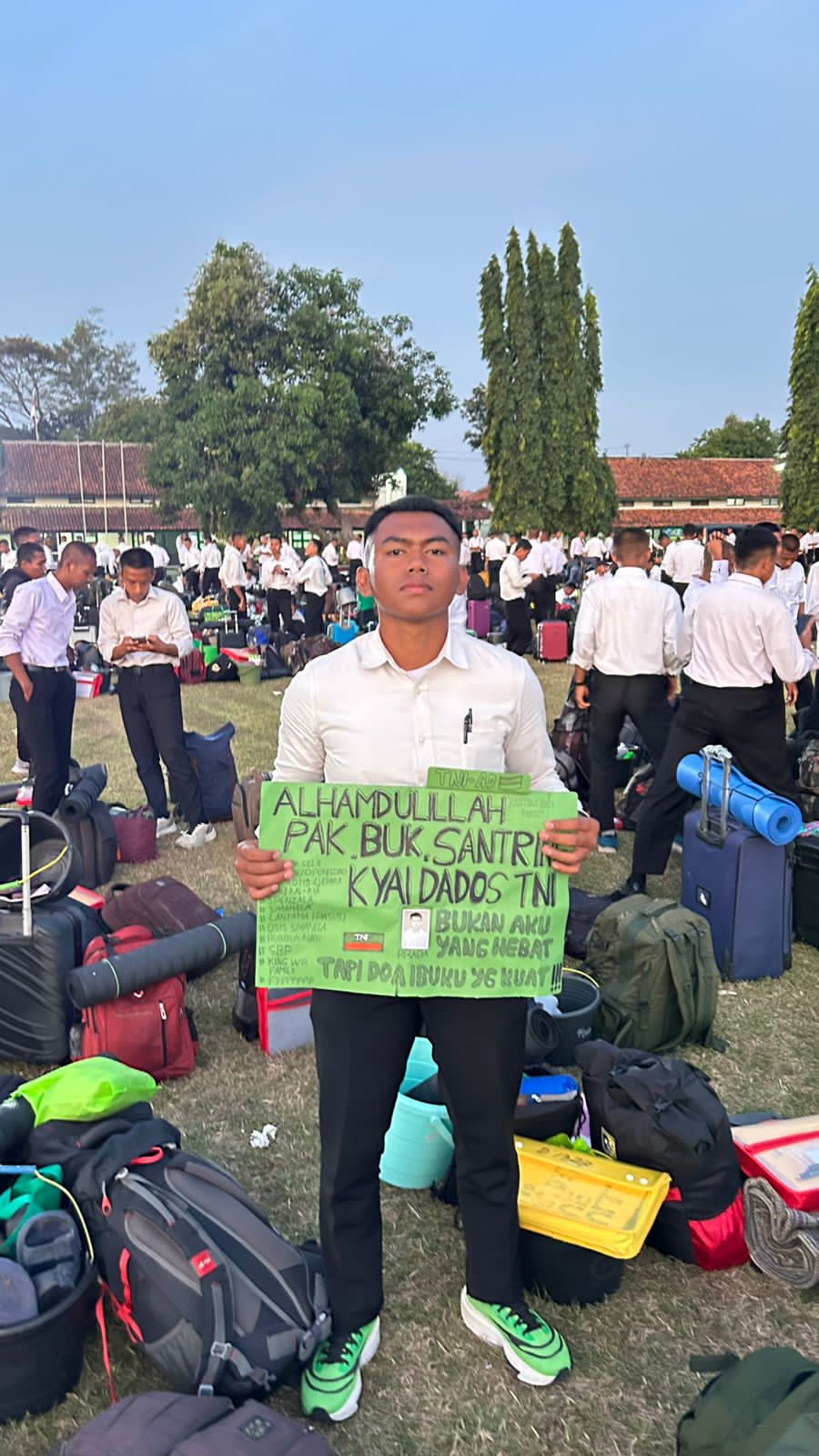 SUMRINGAH: Salah satu peserta Serani yang keterima Tamtama TNI AD.