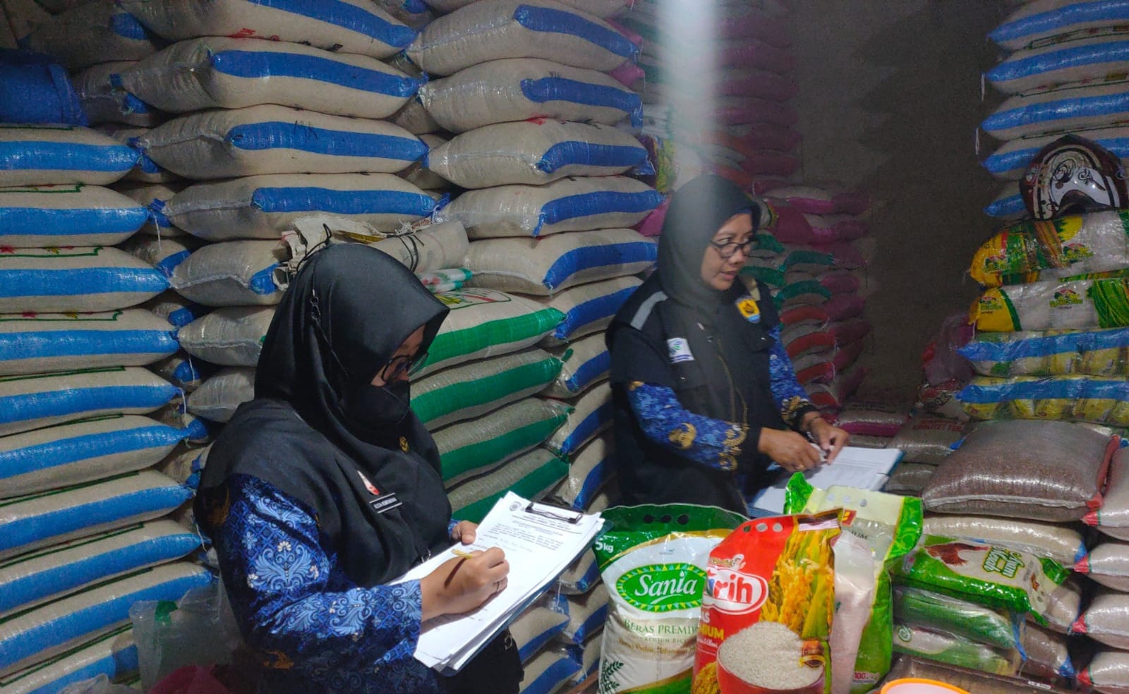 SIDAK: Disperindag Grobogan saat melakukan sidak ke sejumlah minimarket dan supermarket.