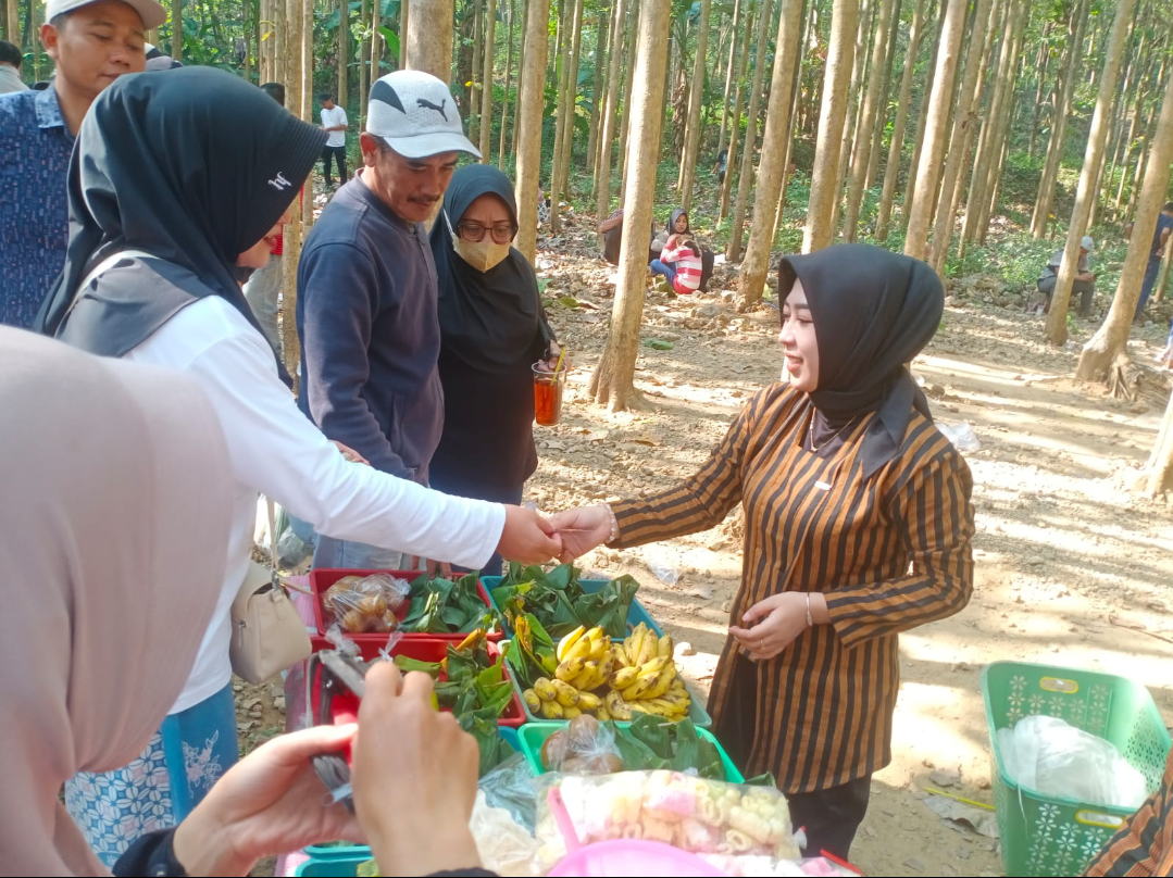 SUASANA: Wisatawan memberi jajanan jadul Blondo di lapak UMKM milik Lusiana di Pasar Sarwono, belum lama ini. (ANDIKA TRISNA SAPUTRA/RADAR KUDUS)