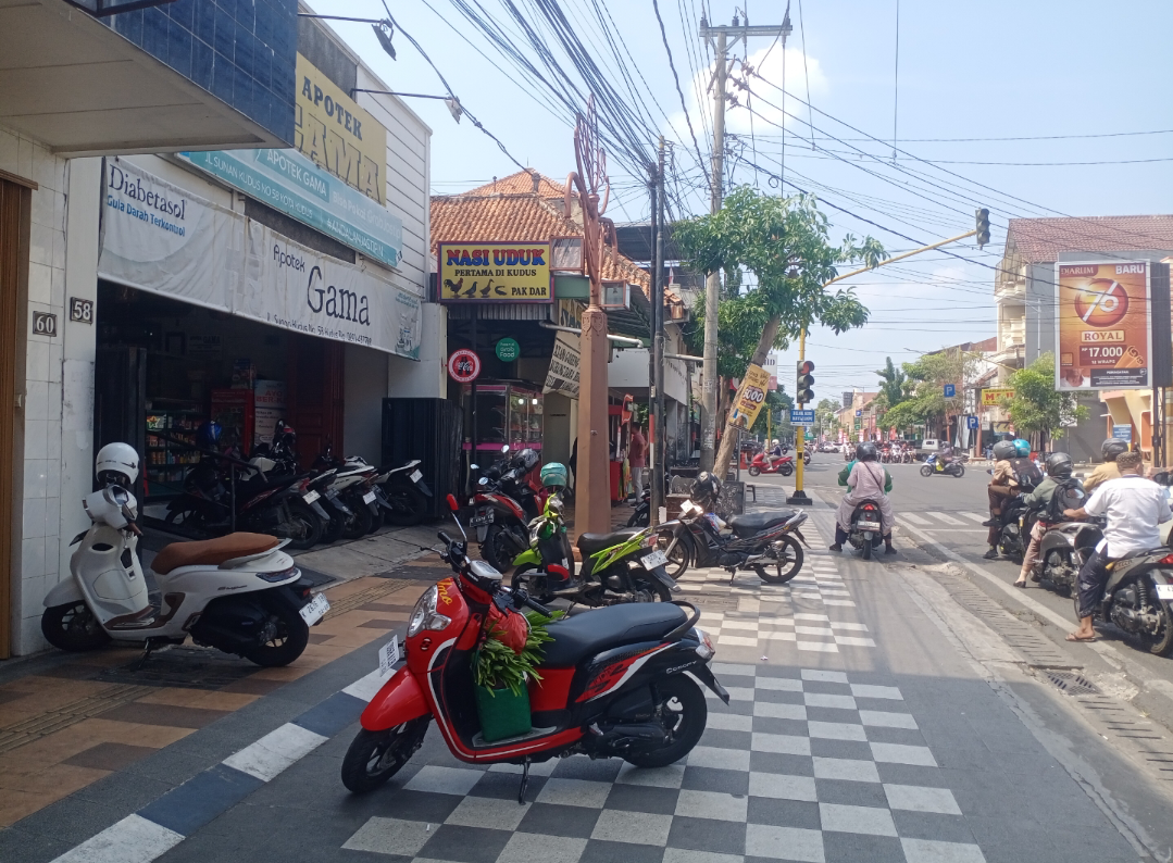 LAHAN PARKIR: Salah satu lahan parkir di Jalan Sunan Kudus, Jumat (18/7). (ANDIKA TRISNA SAPUTRA/RADAR KUDUS)