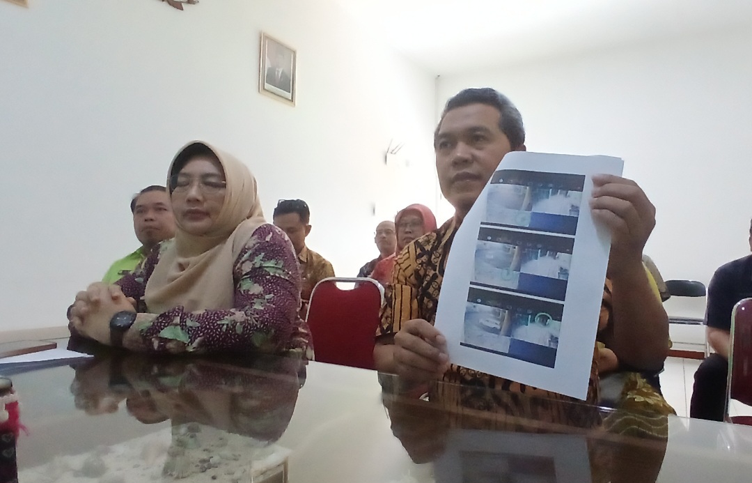 BERI KETERANGAN: Direktur RSUD dr R Soetijono Blora, dr. Puji Basuki (kanan) didampingi Kabid Pelayanan RSUD, dr. Farida Laela (kiri) saat menyampaikan kronologi kejadian.
