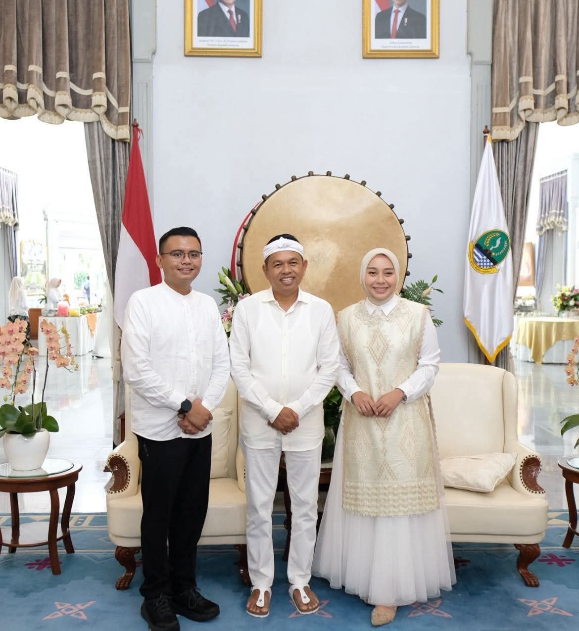 Dari kiri : Maula Akbar Mulyadi anak Dedi Mulyadi, Gubernur Jawa Barat Dedi Mulyadi, Wakil Bupati Garut Putri Karlina atau menantu Dedi Mulyadi tengah foto bersama.