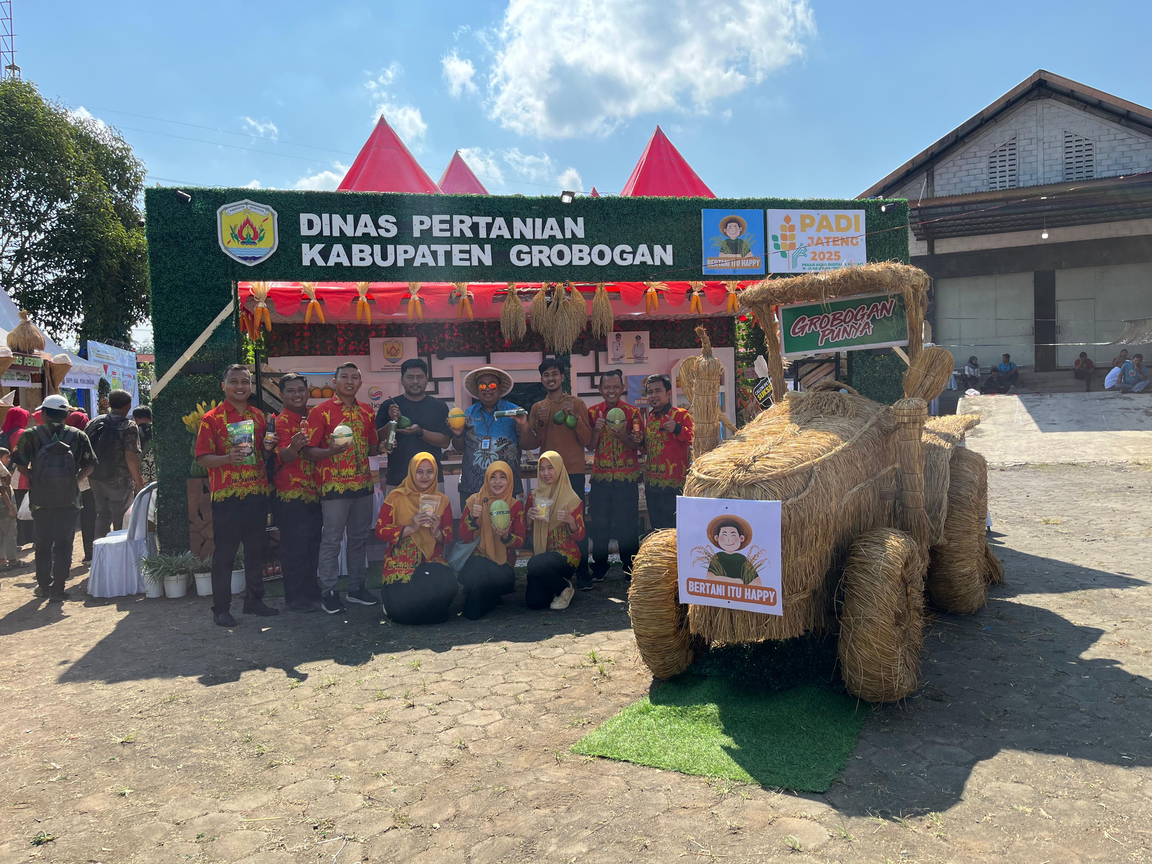KREATIF: Dispertan saat menampilkan traktor jerami di PADI Jateng.