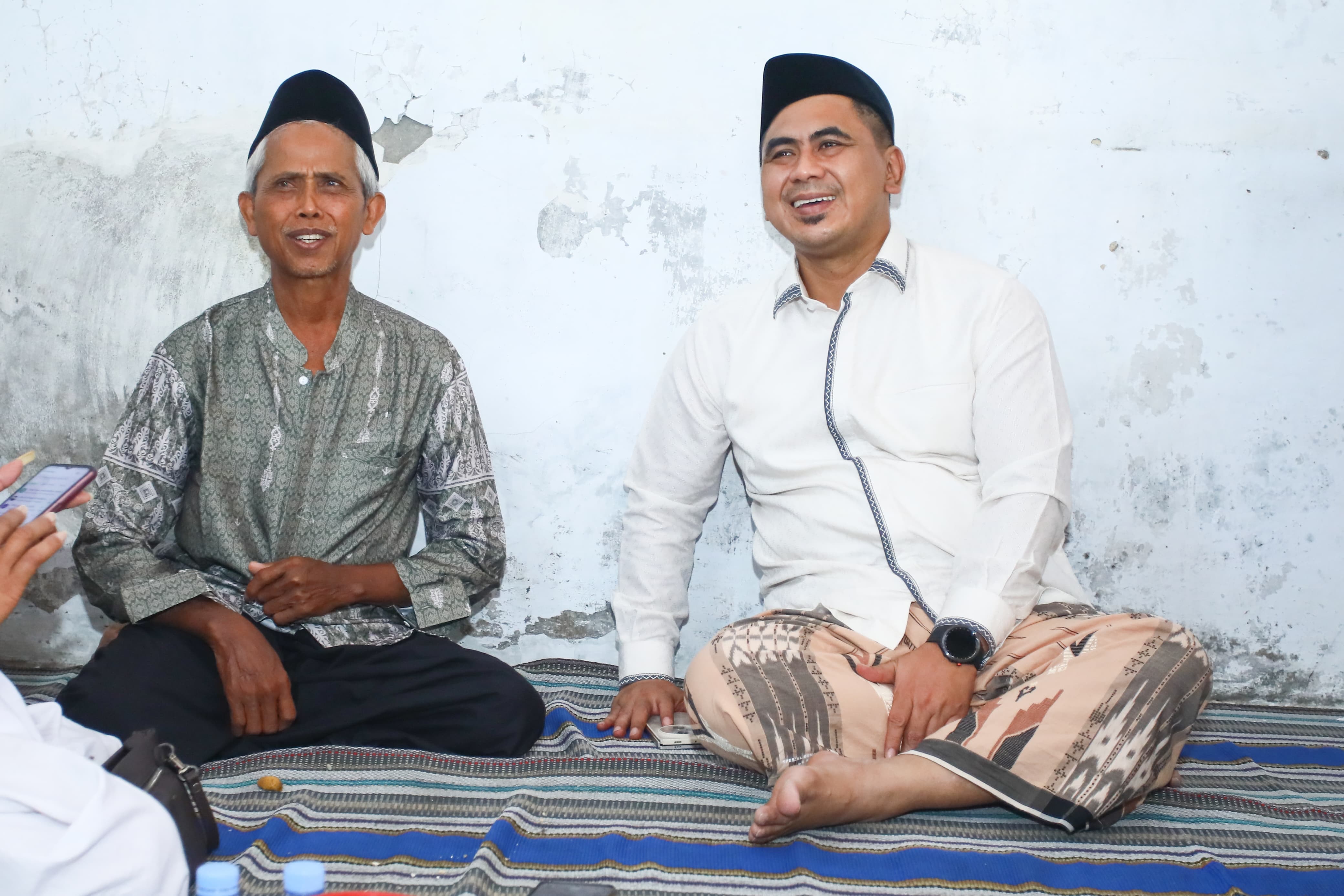 Wakil Gubernur Jawa Tengah, Taj Yasin mengunjungi Ahmad Zuhdi (63), guru Madrasah Diniyah (Madin) Roudhotul Mutaalimin di Desa Jatirejo, Kecamatan Karanganyar, Kabupaten Demak pada Sabtu, 19 Juli 2025
