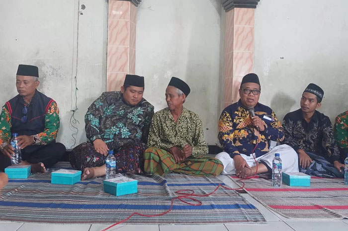 Ketua DPRD Demak H Zayinul Fata memberikan dukungan moral untuk Guru Zuhdi di Musala Madin Raudlatul Muta