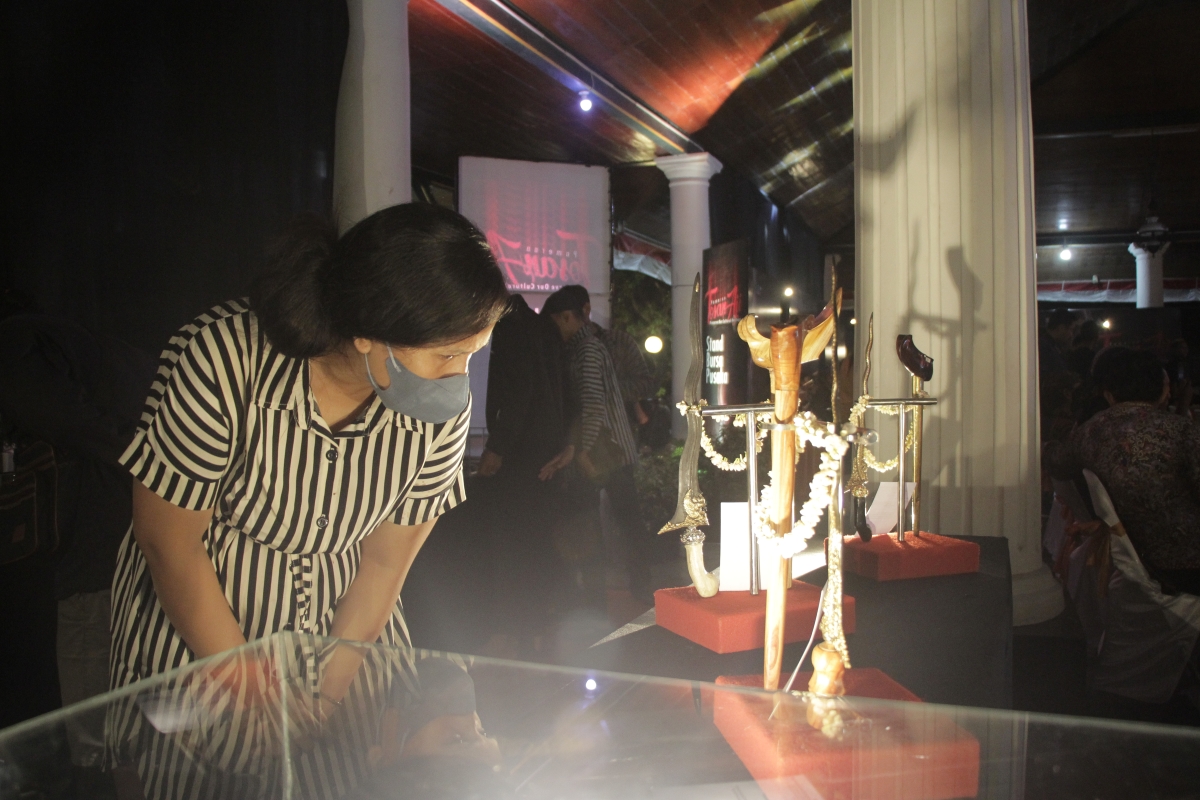 DICERMATI: Pengunjung melihat pameran keris di Museum RA Kartini Rembang.