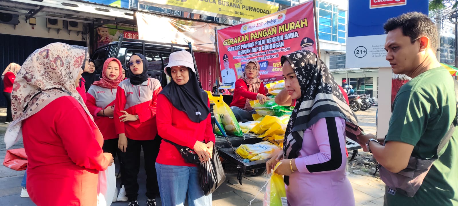 LUDES &ndash; Warga antusias membeli beras muah porgam pangan murah kerjasama Satgas Pangan Polri dan DKPD Grobogan di acara CFD, Minggu (20/7)