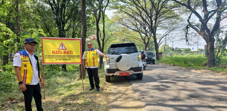 CEK KONDISI JALAN: Pegawai BPJ Wilayah Purwodadi, Dinas PU Binamarga dan Cipta Karya Provinsi Jawa Tengah, melihat kondisi kerusakan jalan pada ruas Cepu-Doplang yang