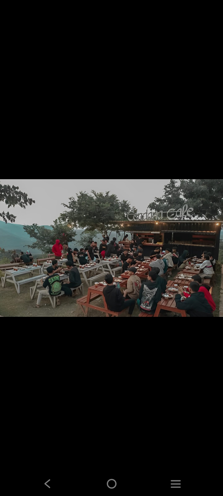 Wisatawan sedang bersantai di Bukit Cendana Cafe.
