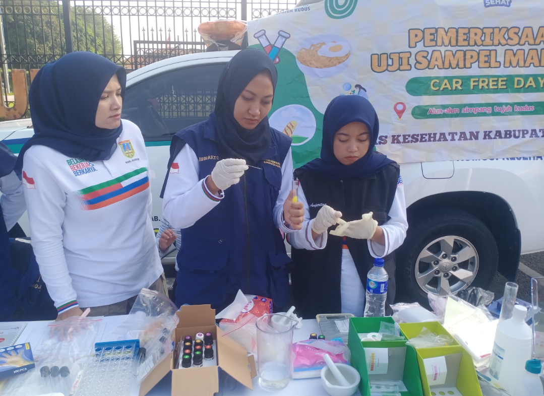 PERIKSA SAMPEL MAKANAN: Tim gabungan DKK Kudus dan BBPOM Semarang sedang menguji sampel makanan beberapa PKL CFD Kudus, pagi ini. (ANDIKA TRISNA SAPUTRA/RADAR KUDUS)