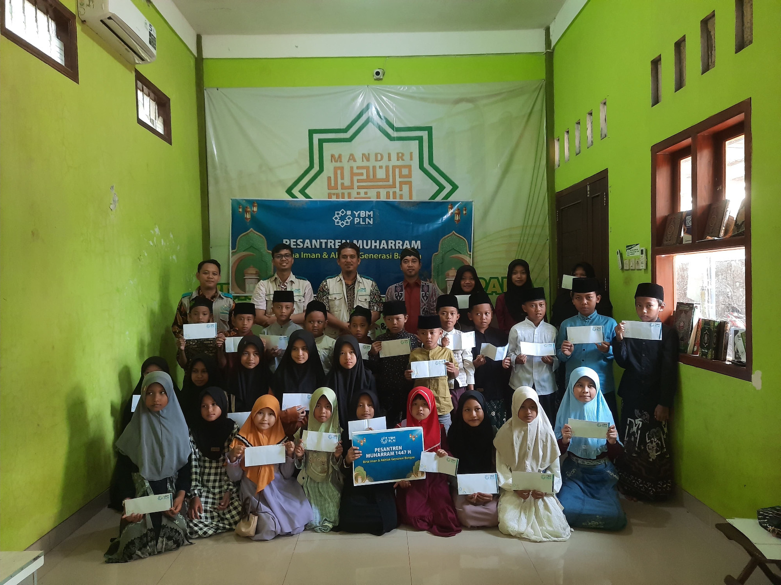 PLN UIK Tanjung Jati B melalui Yayasan Baitul Maal (YBM) menyalurkan bantuan santunan kepada 30 anak yatim, piatu, dhuafa, dan anak terlantar di Pondok Pesantren (Ponpes) Mandiri Darul Qur&rsquo;an