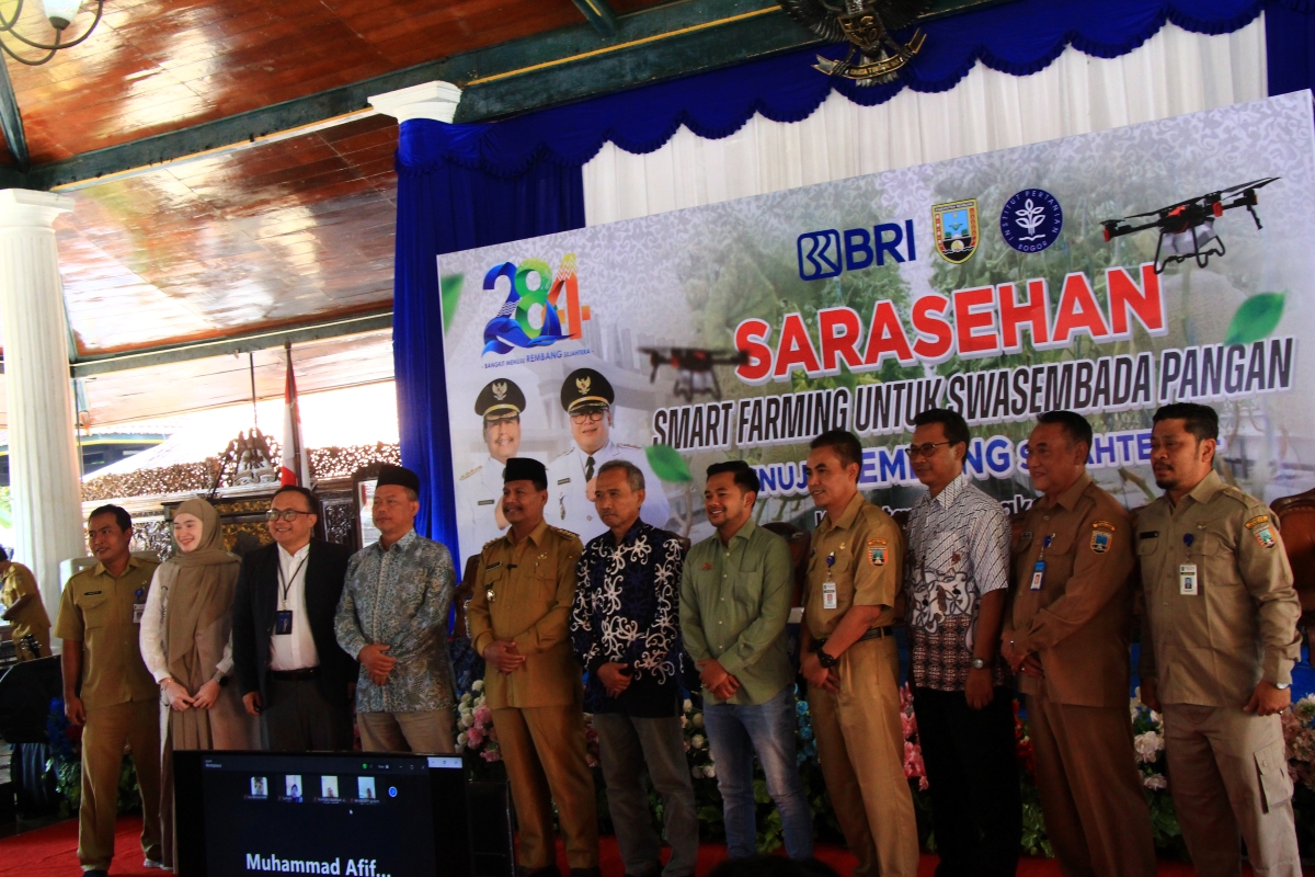 SINERGI: Bupati Rembang Harno foto bersama narasumber dari IPB, Ketua Umum Petani Milenial/Andalan Kementrian RI, BRI Rembang dan Dintanpan  Rembang.