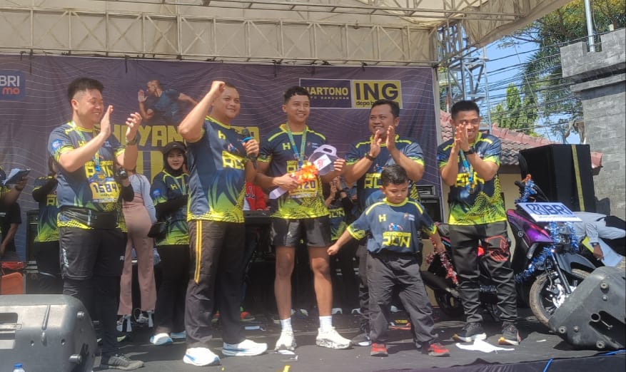 SUPPORT: Kapolres Rembang, AKBP Dhanang Bagus Anggoro didampingi Wakapolres dan tim serahhan hadiah motor peserta even lari, Minggu (20/7)
