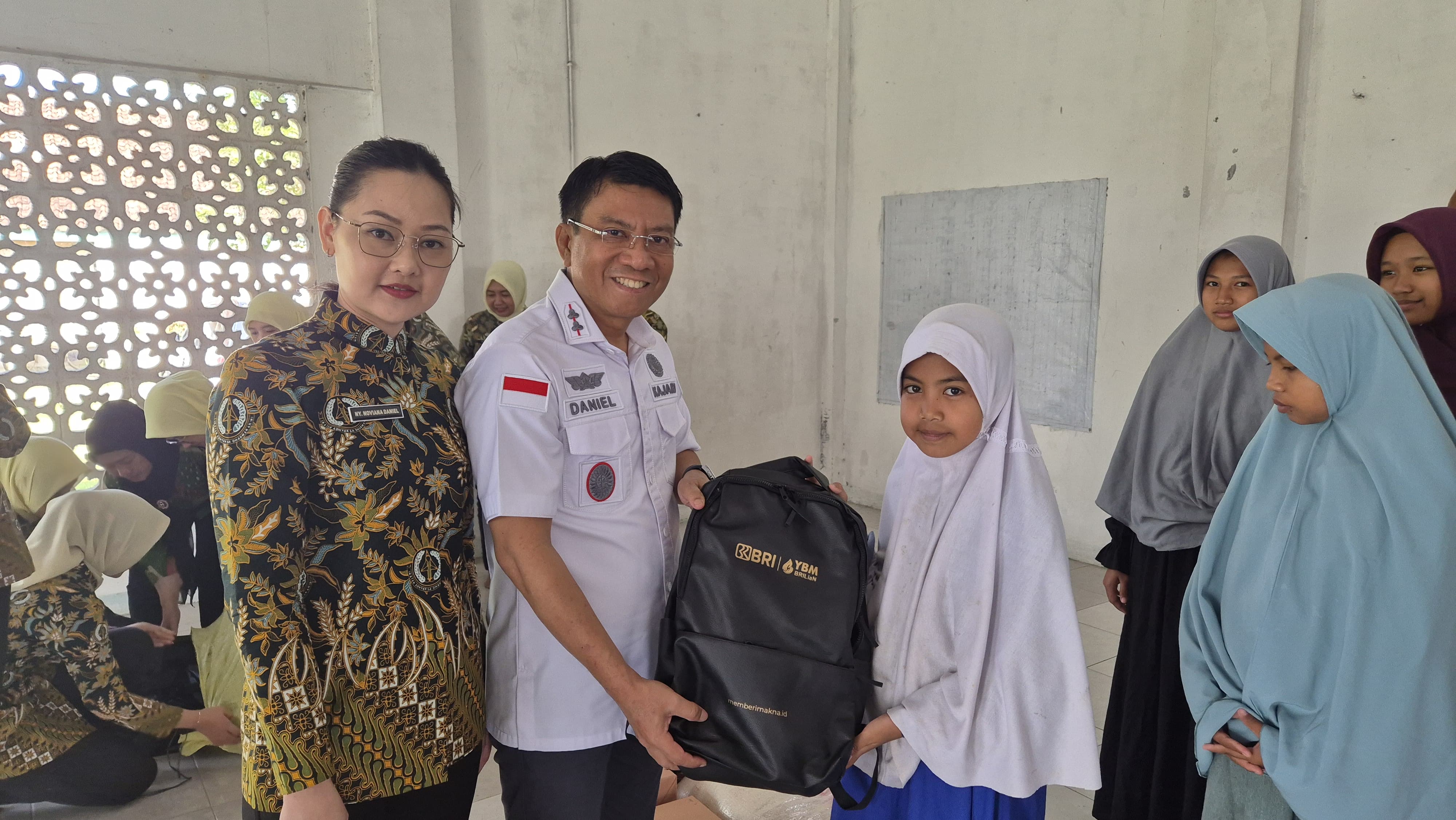 BERBAGI &ndash; Kepala Kejari Grobogan Daniel Panannangan bersama Ketua IAD Daerah Grobogan Noviana Daniel menyerahkan bantuan kepada anak yatim dan anjangsana kepada pensiuan kejaksanaan.