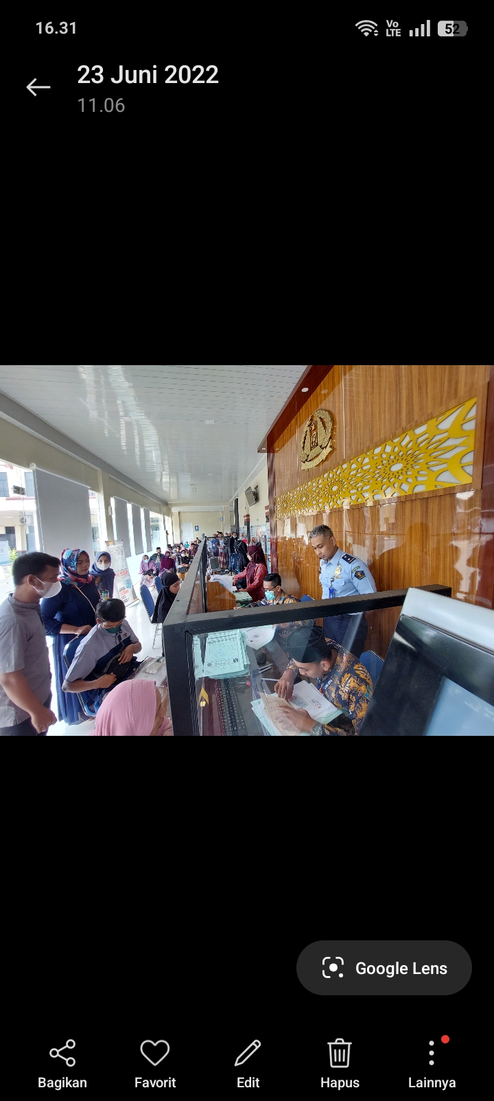 ANTRE: Masyarakat mengurus paspor di Imigrasi Pati belum lama ini.