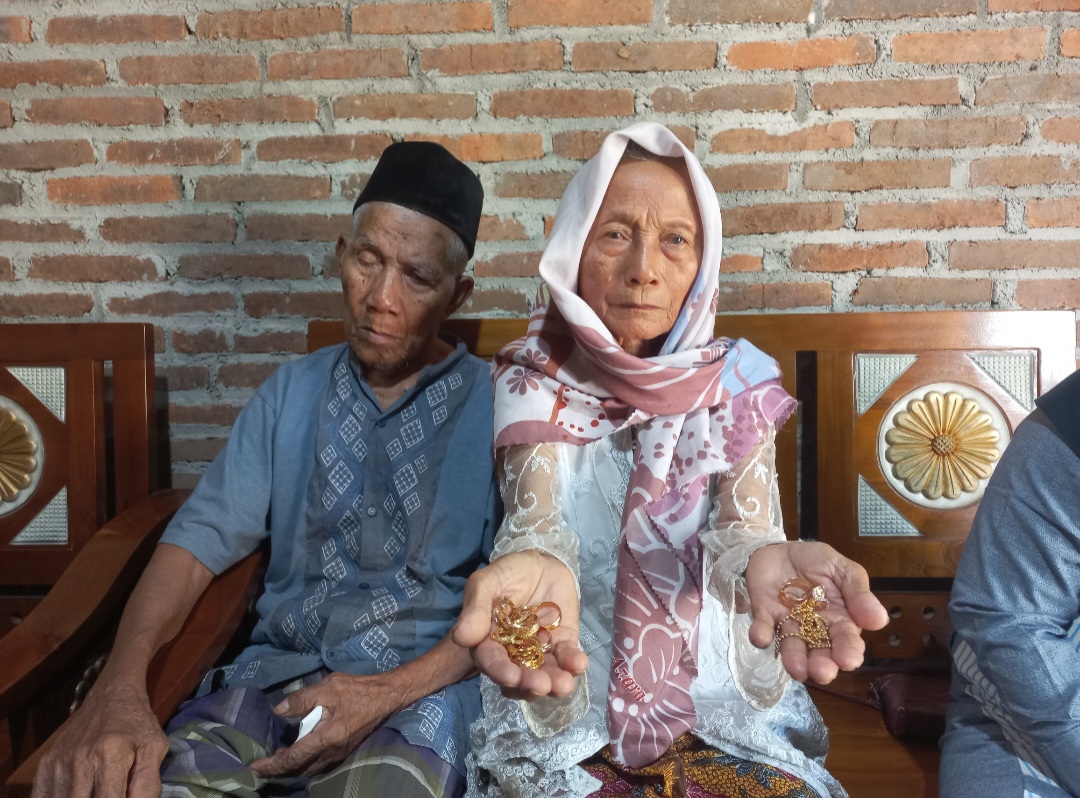 PALSU: Sukarti didampingi oleh sang suami Suhadi menunjukkan perhiasan simpanannya yang berubah jadi mainan Senin (21/7).