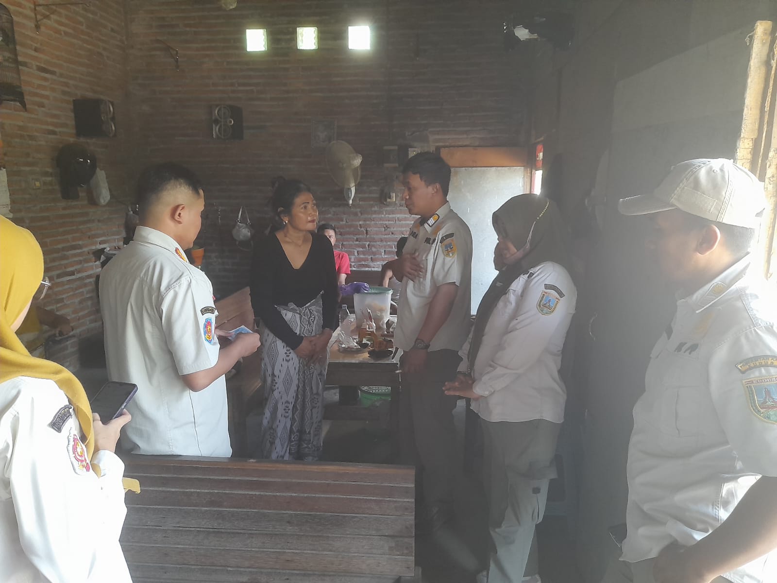 GEREBEK: Satpol PP Kudus merazia warung yang diduga tempat praktik prostitusi di daerah Jalan Lingkar Selatan Kudus, pagi ini. (ANDIKA TRISNA SAPUTRA/RADAR KUDUS)