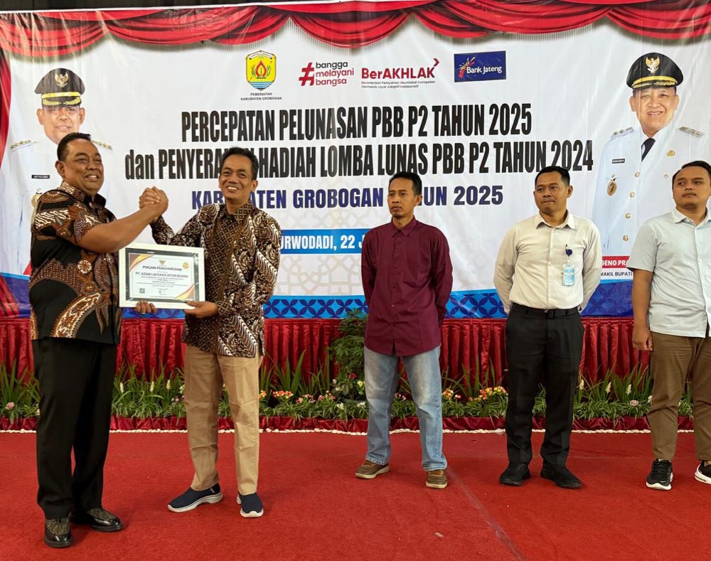 PENGHARGAAN: Bupati Grobogan Setyo Hadi saat menyerahkan penghargaan ke Dirut PT ALIB Didik Prawoto di Gedung Serba Guna Dewi Sri, Purwodadi.