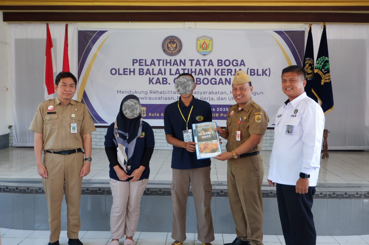 DIBERIKAN PELATIHAN &ndash; Warga Binaa Lapas Kelas II B Purwodadi mendapatkan pelatihan pembinaan kerja oleh BLK Grobogan, Senin (2/7).