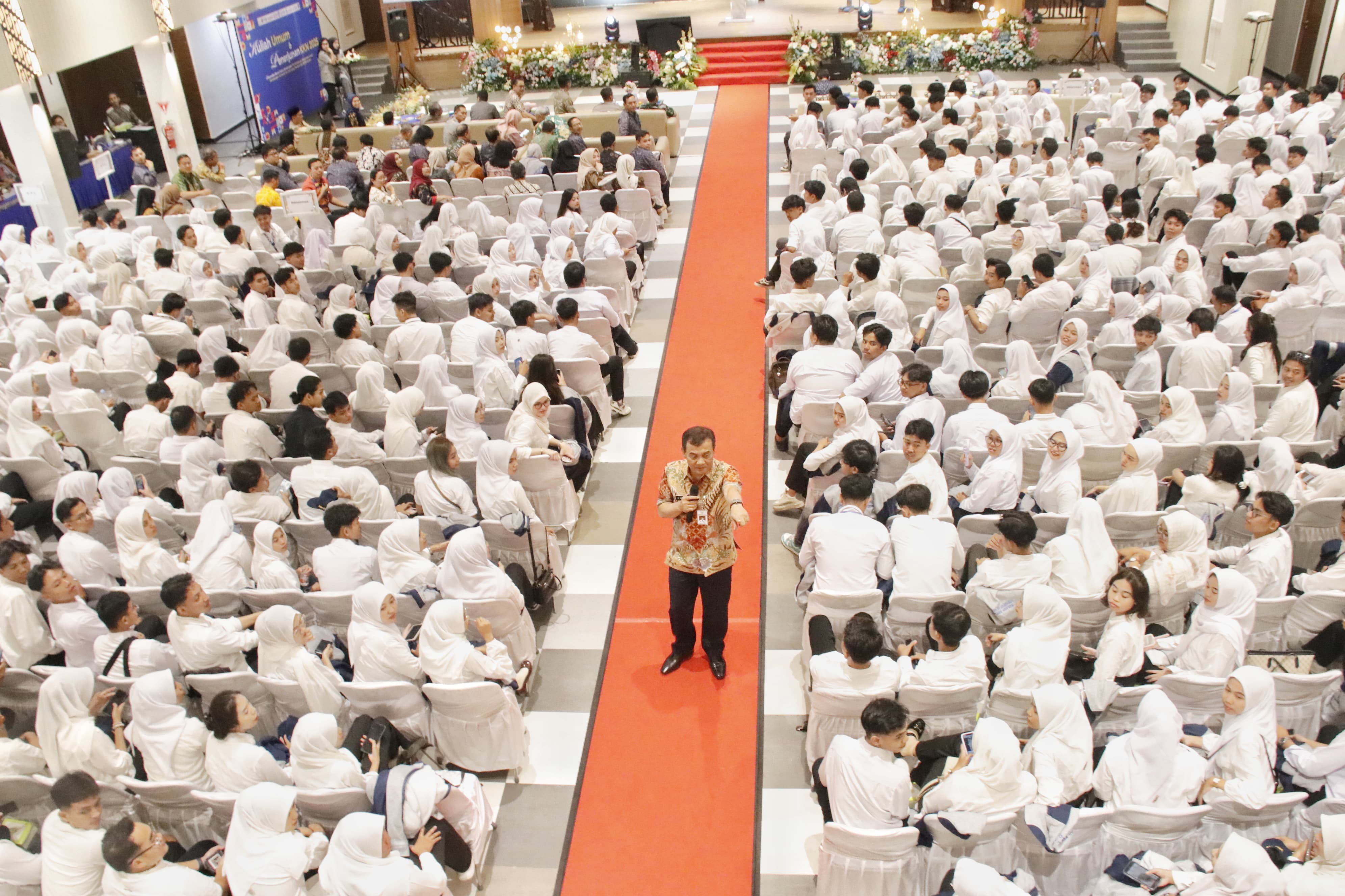 Gubernur Jateng Ahmad Luthfi melepas pemberangkatan 1.910 mahasiswa Kuliah Kerja Nyata (KKN) Tematik RTLH di Universitas Muria Kudus (UMK), Selasa, 21 Juli 2025