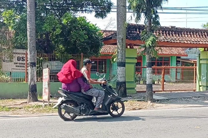 SEPI: Depan SMP Rimba Taruna di Kecamatan Randublatung, Blora, ditutup gerbangnya dan tak ada tanda-tanda aktivitas belajar mengajar kemarin.