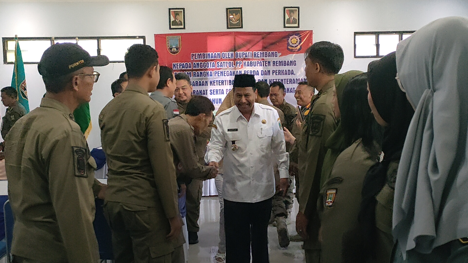 DIBINA: Bupati Rembang, Harno memberikan pembinaan anggota Satpol PP Rembang dalam rangka penegakan Perda dan Perkada, Trantibumlinmas.
