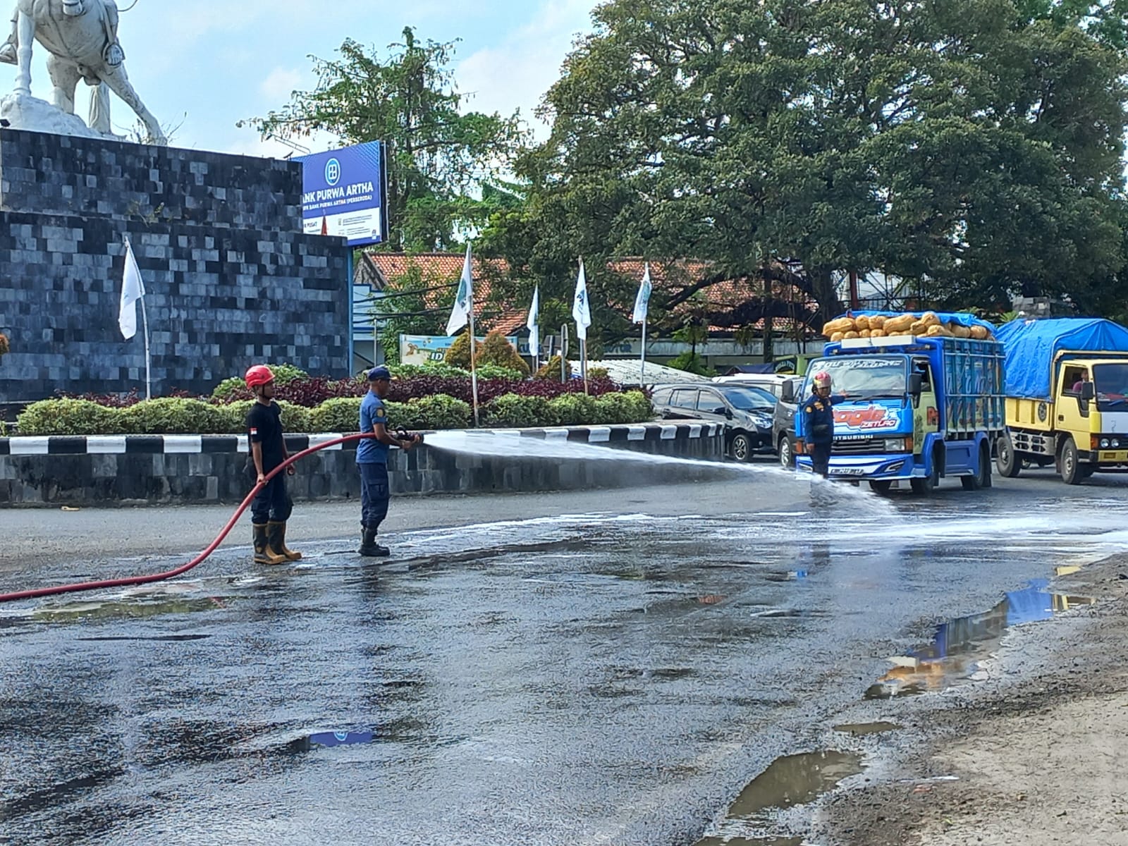 MEMBAHAYAKAN: Tumpahan solar yang ada di Bundaran Getasrejo Kecamatan Grobogan.