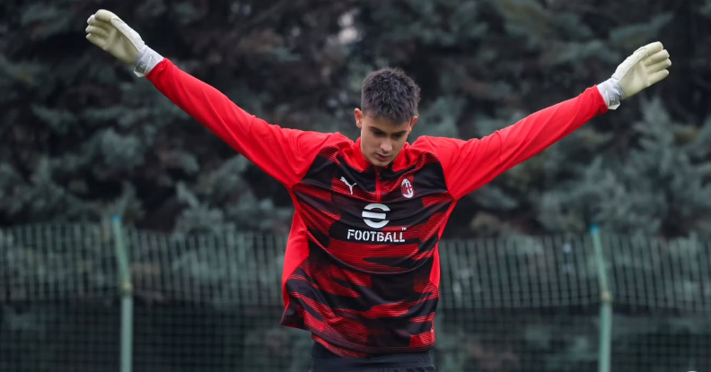 Lorenzo Torriani kiper muda AC milan tampil luar biasa dalam tur pra musim lawan Arsenal