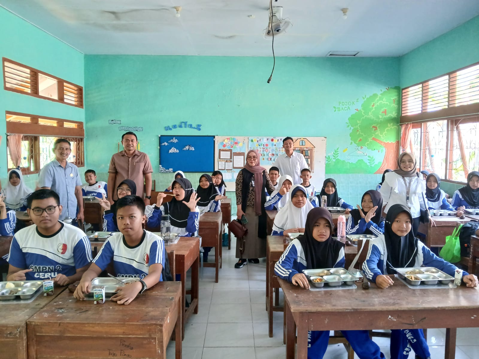 PEDULI: Wakil Ketua DPRD Blora, Lanova Candra Tirtaka  saat kunjungan ke Sekolah Rakyat Menengah Atas (SRMA) 18 Blora.