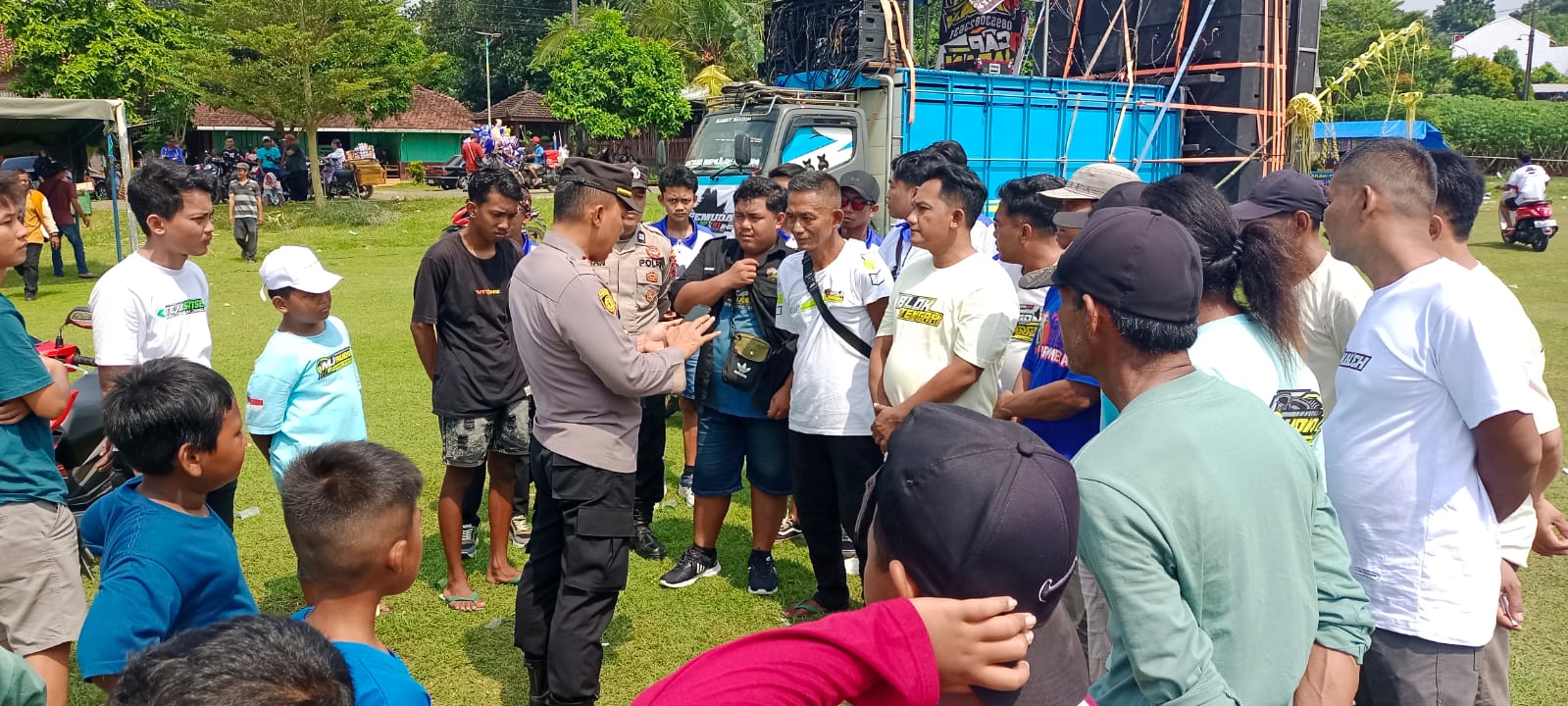 DIHADANG: Polsek Tayu memberhentikan batle sound horeg di lapangan Desa Bendokaton Kidul, Tayu belum lama ini.