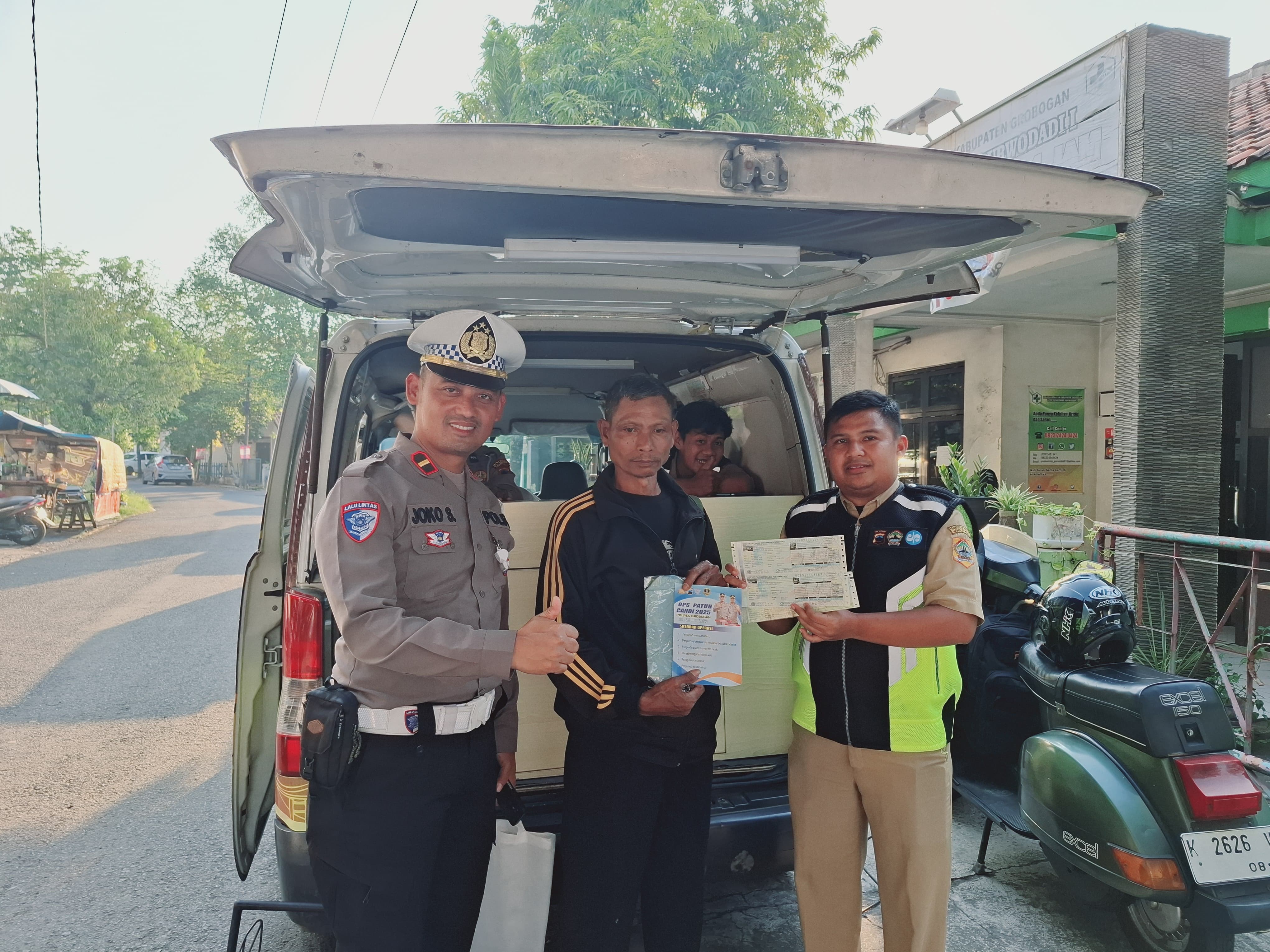 TERTIB: Pengendara langsung melakukan pembayaran pajak di Samsat keliling saat Operasi Patuh Candi 2025.