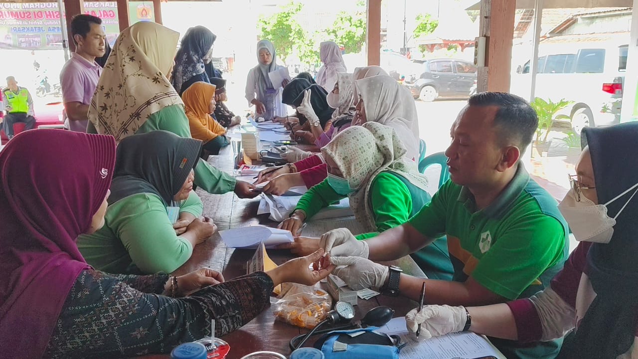 PEMERIKSAN KESEHATAN &ndash; Petugas kesehatan Puskesmas Pulokulon II melakukan screening kesehatan warga Desa Jetaksari, Kecamatan Pulokulon  program inovasi galaxy masih di sumur di Balai Desa Jetaksari
