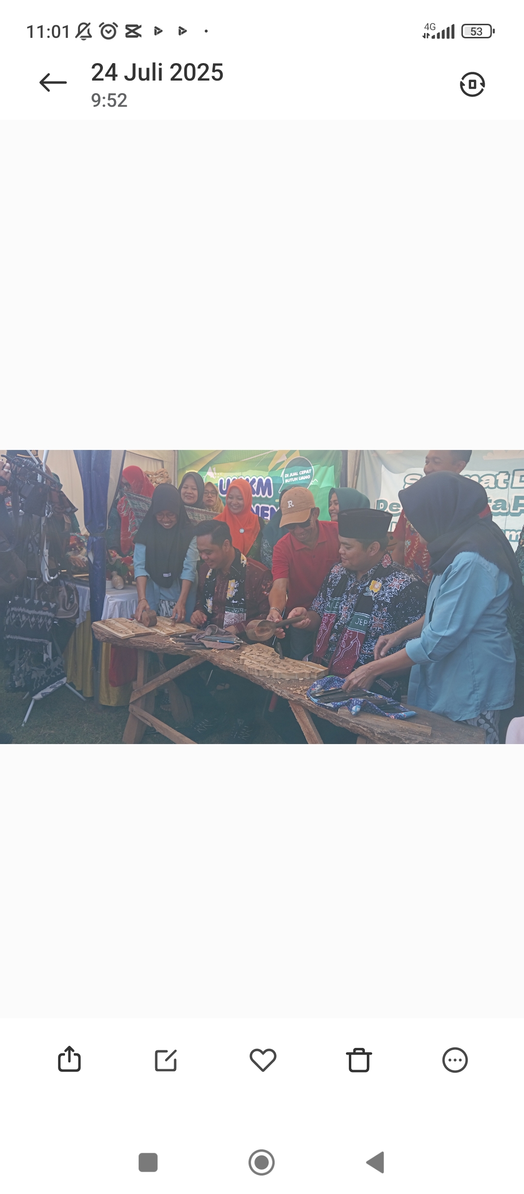 LATIHAN: Bupati dan Wakil Bupati Jepara mencoba mengukir didampingi perajin ukir asal Desa Petekeyan.