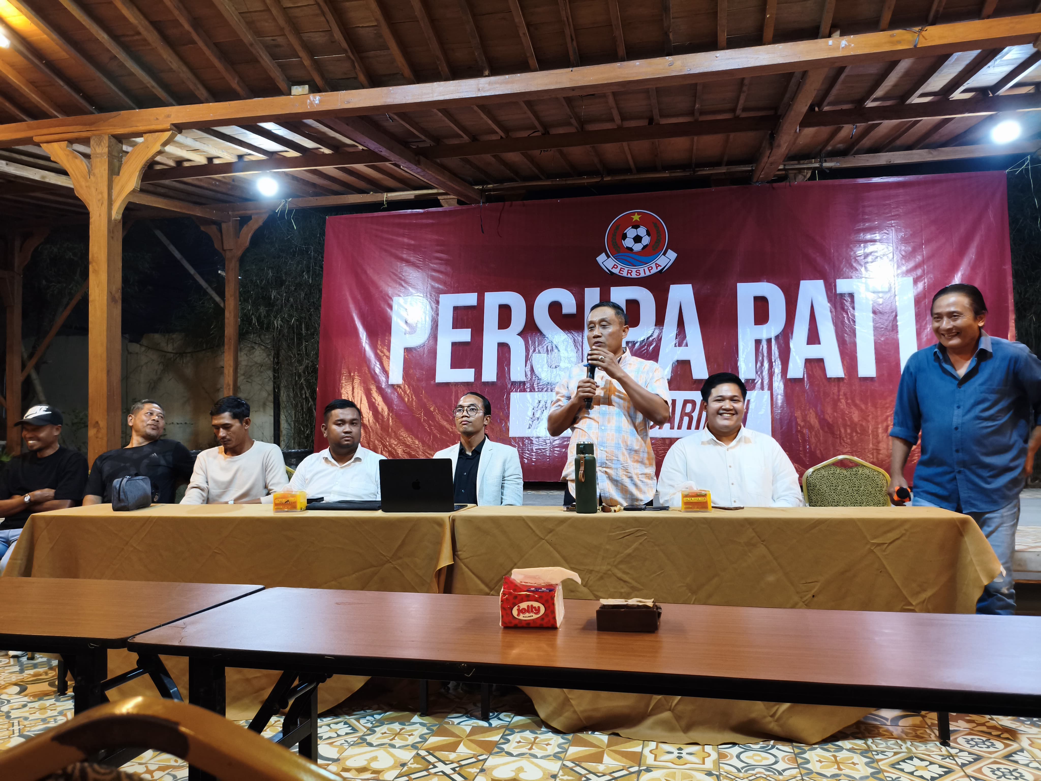 Perkenalan jajaran manajemen dan tim pelatih Persipa Pati di Liga 3 musim 2025/2026. (ACHMAD ULIL ALBAB/RADAR KUDUS)