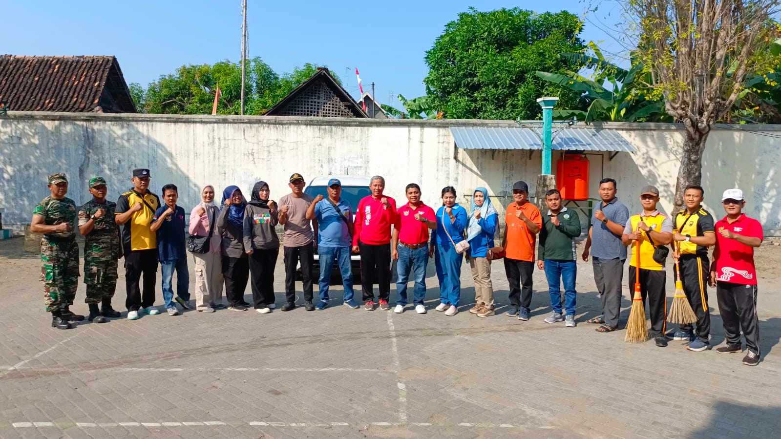 KOMPAK: Lintas sektoral Kecamatan Lasem kompak bersih-bersih lingkungan di Situs Budaya Makam Pangeran Sedo Laut, jumat (25/7) pagi.