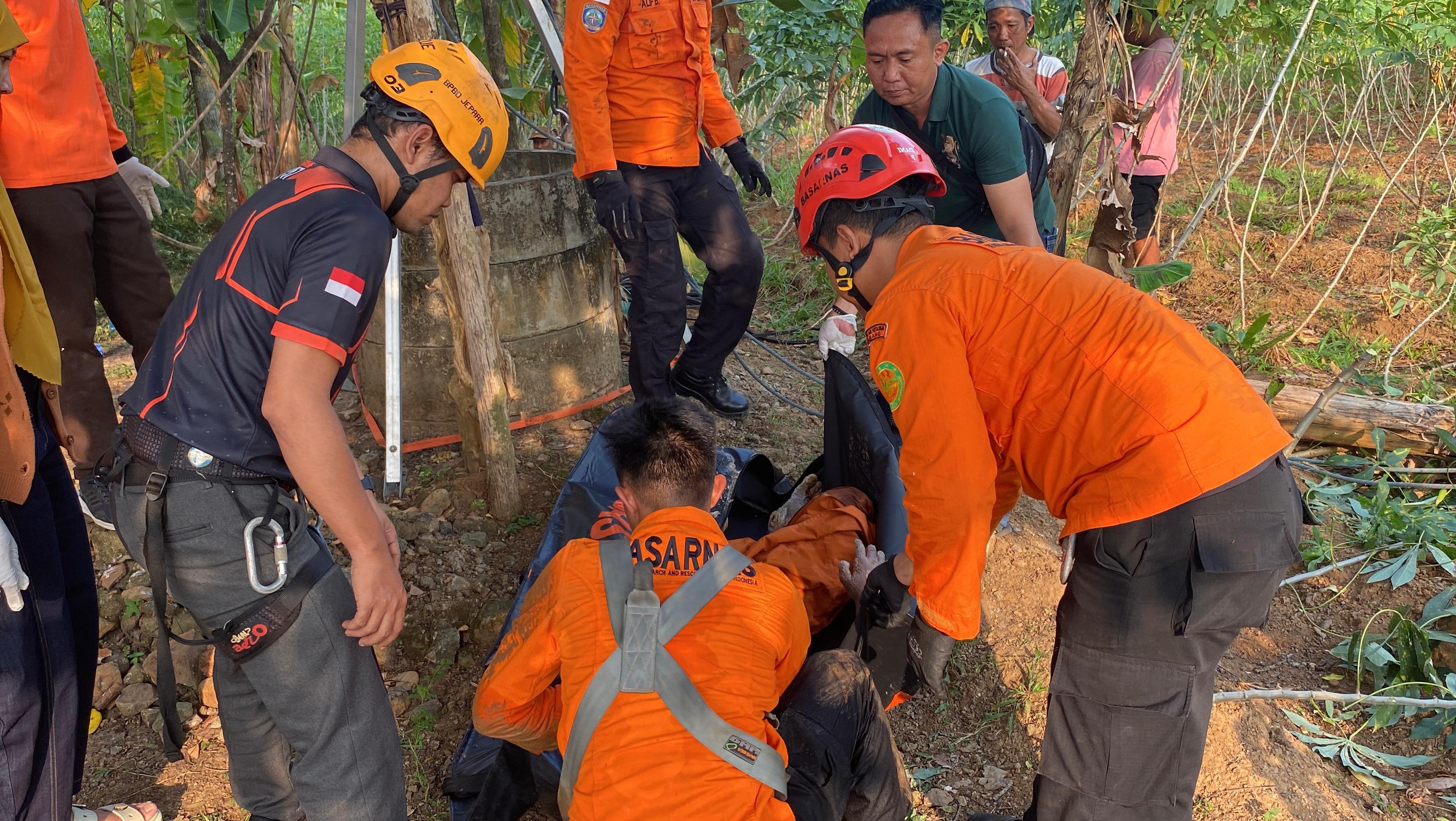EVAKUASI: Tim BPBD Jepara melakukan pengangkatan terhadap jenazah korban pada Kamis (24/7) sore.
